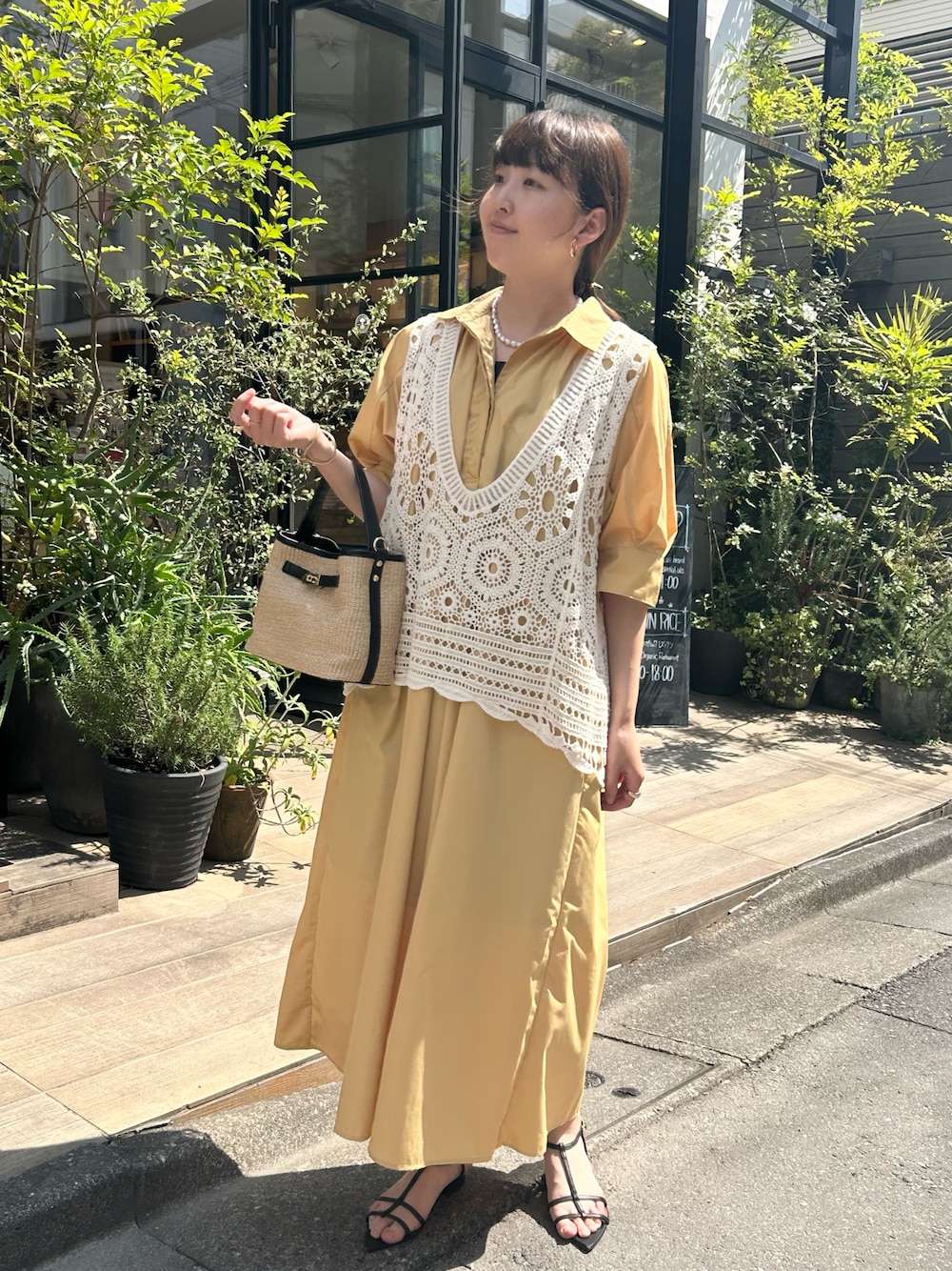 「シャツワンピ、シャツワンピース、ワンピース、ワンピーススタイル、ワンピースコーデ、大人女子、大人コーデ、大人カジュアル、大人かわいい、大人ガーリー、大人可愛い、大人ファッション、クロシェ編み、クロシェ、30代コーデ」｜「EVOLの【EVOL(イーボル)】ポインテッドストラップサンダル（サンダル、ブラック系）」を使った、なのさん（レディース・162cm）の春コーディネートの1枚目の写真