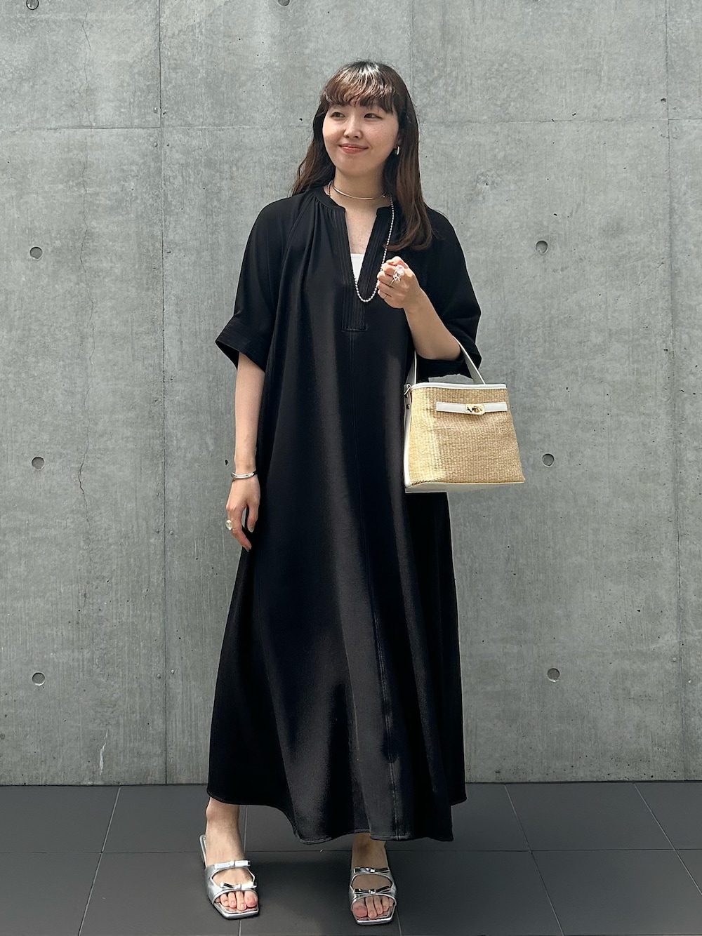 「モノトーン、サンダル、雨の日コーデ、大人カジュアル、大人コーデ、大人女子、大人かわいい、大人ガーリー、大人可愛い、大人ファッション、大人カジュアルコーデ、大人フェミニン、30代コーデ、30代、ママコーデ」｜「un dix corsのひねり金具レザーハンドルカゴバッグ（かごバッグ、ホワイト系）」を使った、なのさん（レディース・162cm）の夏コーディネートの1枚目の写真