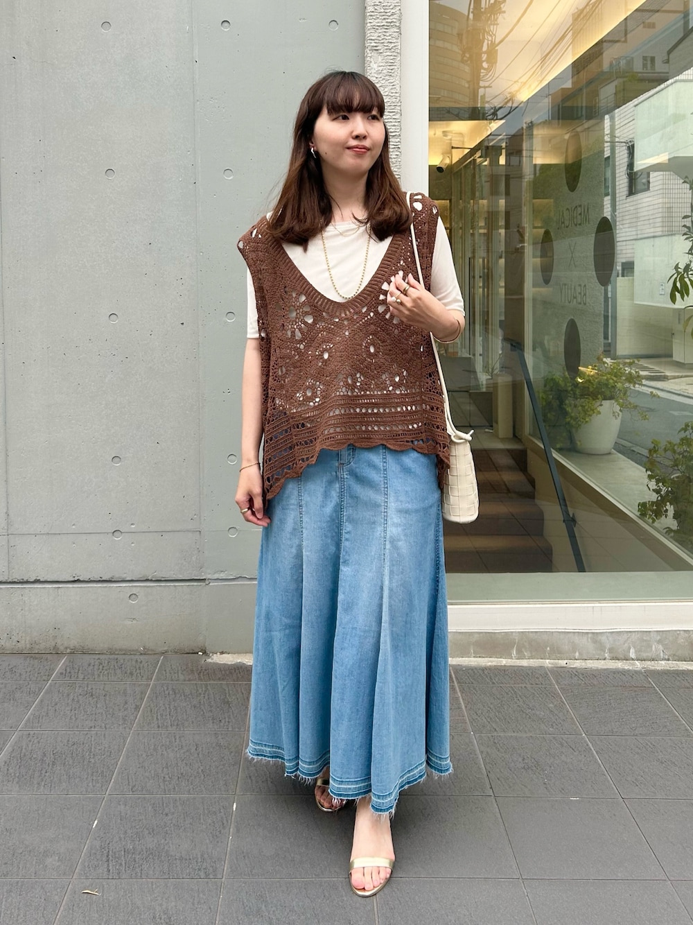 「サンダル、楽チンコーデ、夏服コーデ、大人女子、ゆるシルエット、大人カジュアルコーデ、大人ガーリー、スカートスタイル、きれいめコーディネート、大人かわいい、イエベ春、ママファッション、夏コーデ、30代コーデ、30代」｜「EVOLの【EVOL(イーボル)】《クッション入り・軽量》5cmヒールストラップサンダル（サンダル、ゴールド系）」を使った、なのさん（レディース・162cm）の春コーディネートの1枚目の写真
