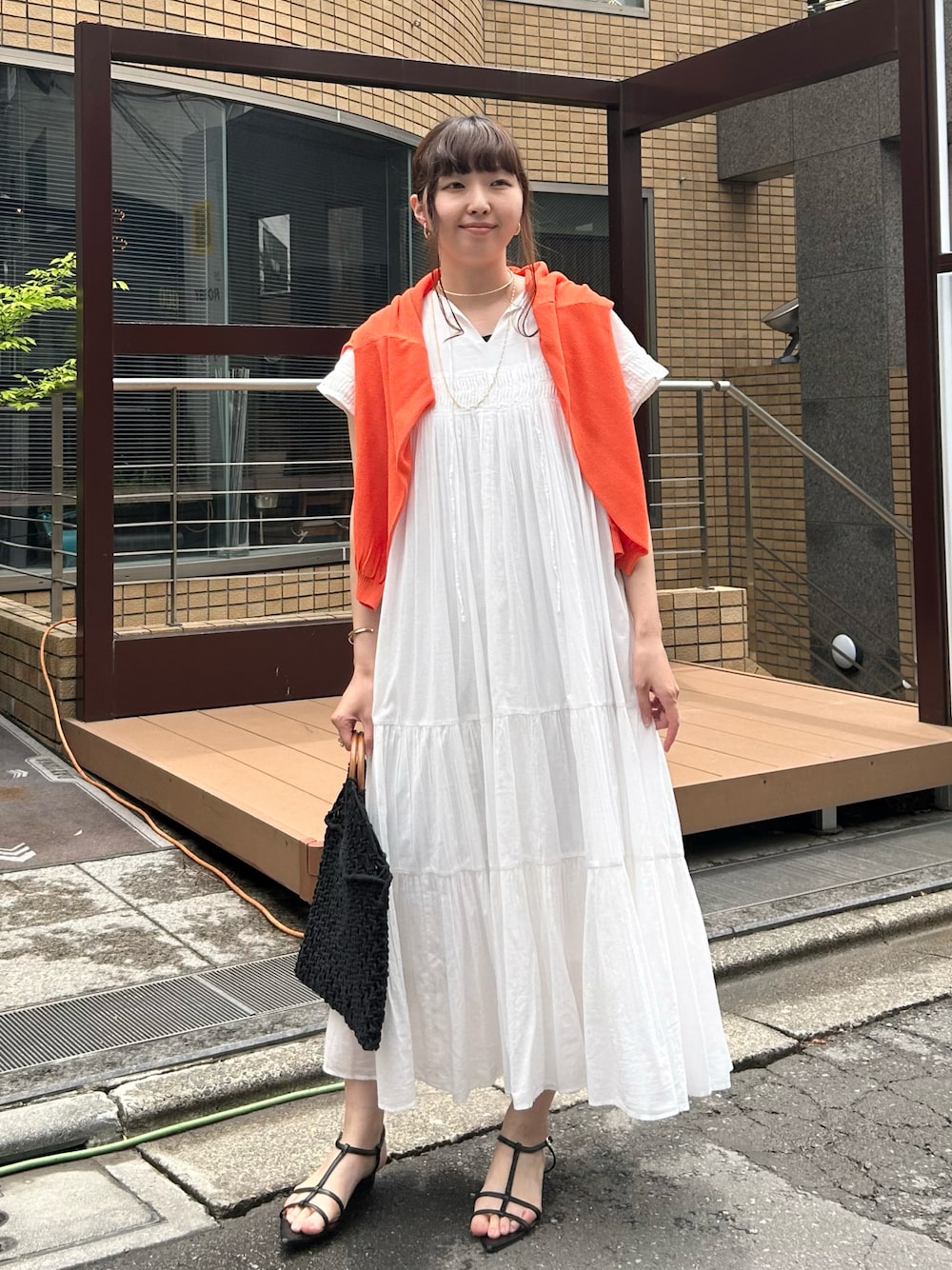 「レイヤードスタイル、サンダル、ワンピース、ワンピーススタイル、ワンピースコーデ、ワンピース 、ワンピ―ス、ワンピース カーディガン、大人カジュアル、大人コーデ、大人女子、大人かわいい、大人ガーリー、大人可愛い、大人ファッション」｜「EVOLの【EVOL(イーボル)】ポインテッドストラップサンダル（サンダル、ブラック系）」を使った、なのさん（レディース・162cm）の春コーディネートの1枚目の写真