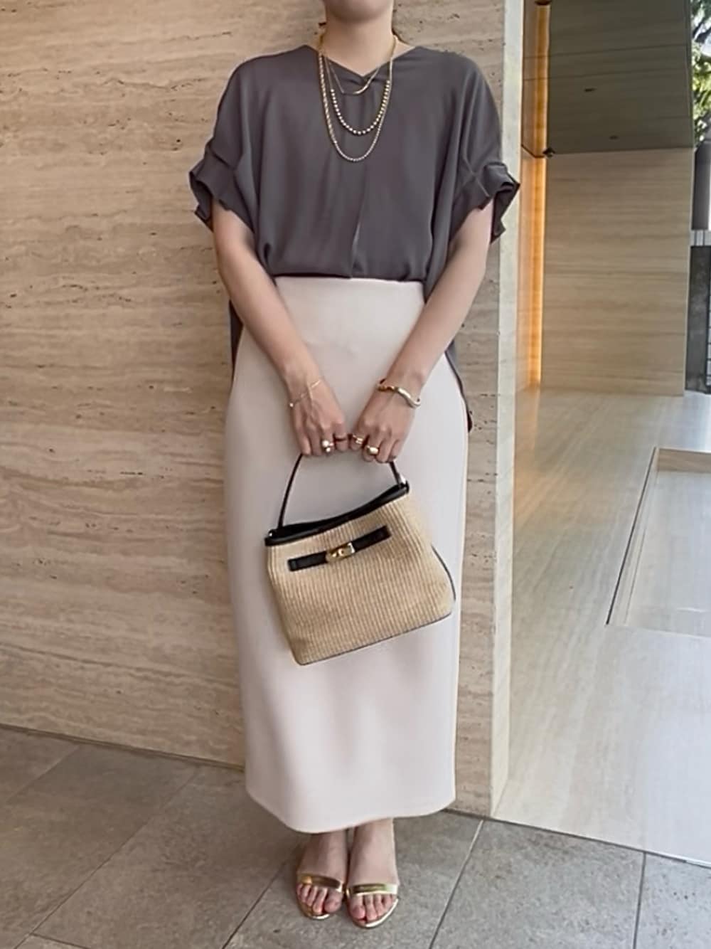 「レイヤードスタイル、サンダル、大人カジュアル、大人コーデ、大人女子、大人かわいい、大人ガーリー、大人可愛い、30代コーデ、30代、ママコーデ、ママファッション、Iラインスカート、Ｉライン、ブラウス」｜「un dix corsのバックスリットダンボールナロースカート（スカート、ベージュ系）」を使った、なのさん（レディース・162cm）の夏コーディネートの1枚目の写真