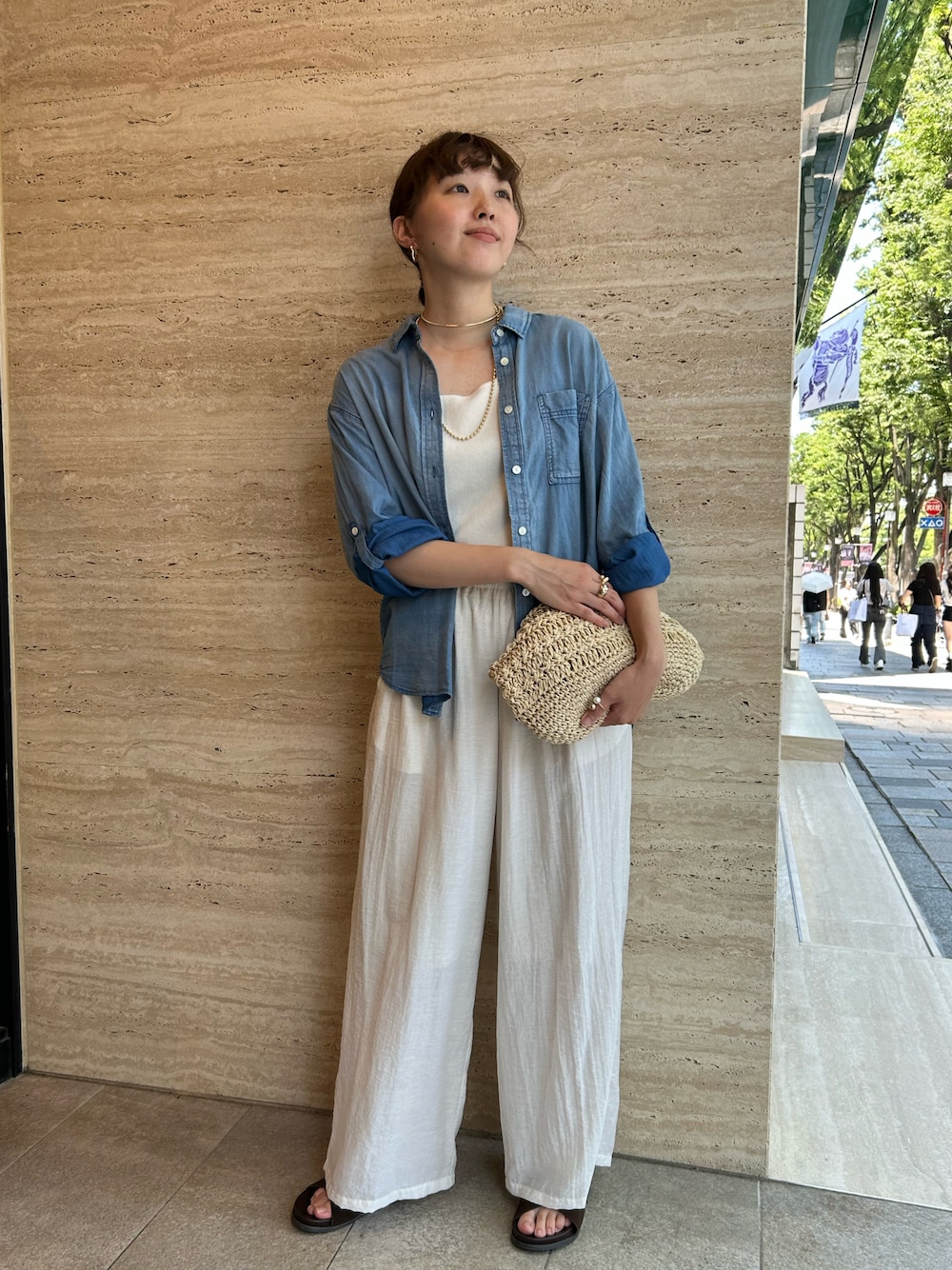 「デニム、デニムコーデ、デニムシャツ、ホワイト、ホワイトコーデ、ホワイトパンツ、サンダル、サンダルコーデ、大人カジュアル、大人コーデ、大人女子、大人かわいい、大人ガーリー、大人可愛い、大人ファッション」｜「un dix corsのニットタンクトップ（タンクトップ、ホワイト系）」を使った、なのさん（レディース・162cm）の夏コーディネートの1枚目の写真