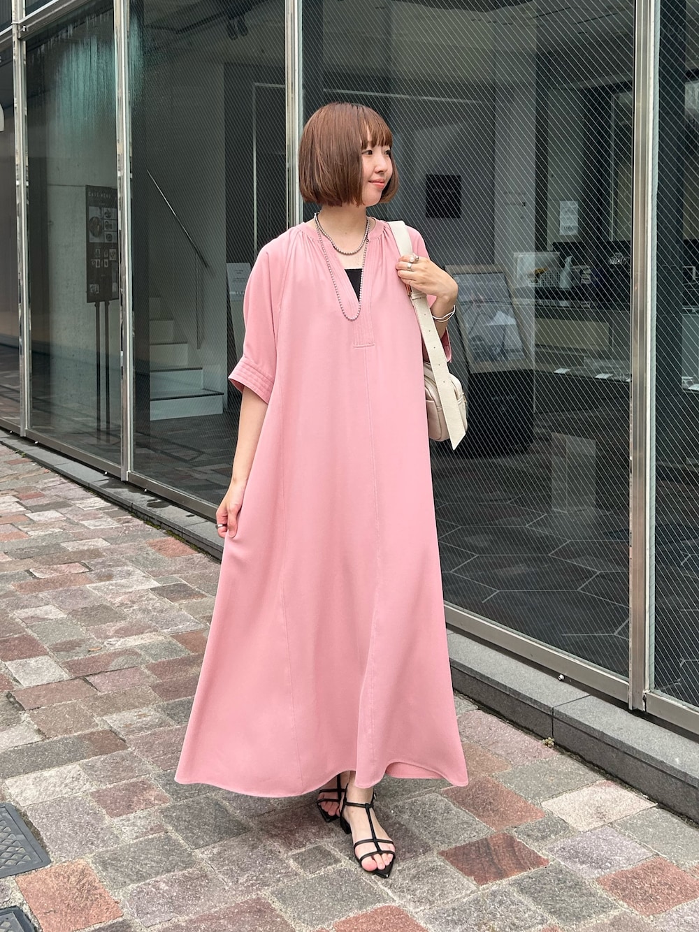 「カラーコーデ、お出かけコーデ、おでかけコーデ、夏、ラクチンコーデ、夏ルックで気分アップ、今日のコーデ、きれいめカジュアル、休日スタイル、シンプルコーデ、大人コーデ、タンクトップ、プチプラ、オトナ女子、ママファッション」｜「EVOLの【EVOL(イーボル)】ポインテッドストラップサンダル（サンダル、ブラック系）」を使った、なのさん（レディース・162cm）の夏コーディネートの1枚目の写真