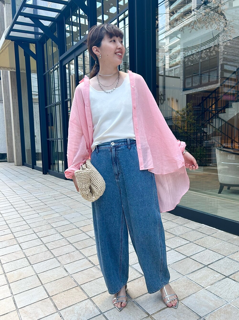 「サンダル、シャツスタイル、ピンクシャツ、お出かけコーデ、オトナカジュアル、キレイめカジュアル、大人コーデ、シンプルカジュアル、デニムコーデ、おしゃれさんと繋がりたい、シアーシャツ、高身長女子、大人ガーリー、カジュアルガーリー、お仕事コーデ」｜「EVOLの【EVOL(イーボル)】ポインテッドストラップサンダル（サンダル、シルバー系）」を使った、なのさん（レディース・162cm）の春コーディネートの1枚目の写真