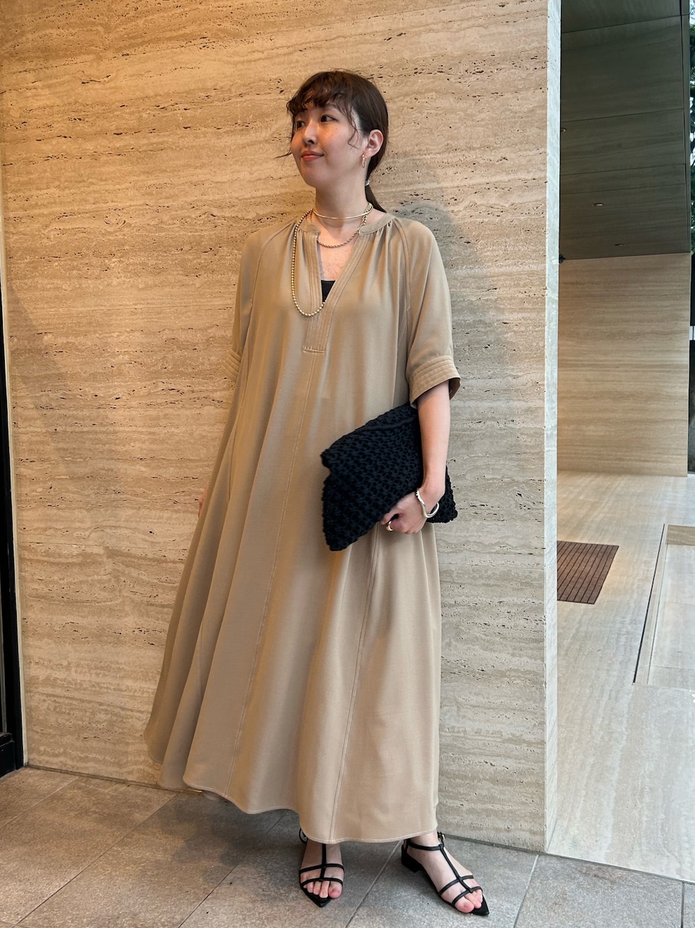 「レイヤードスタイル、サンダル、夏コーデ、ワンピース、大人可愛い、夏服、今日のコーデ、シンプルスタイル、楽チンコーデ、30代コーデ、大人かわいい、カジュアルガーリー、オトナ女子、大人コーデ、カラーコーデ」｜「EVOLの【EVOL(イーボル)】ポインテッドストラップサンダル（サンダル、ブラック系）」を使った、なのさん（レディース・162cm）の夏コーディネートの1枚目の写真