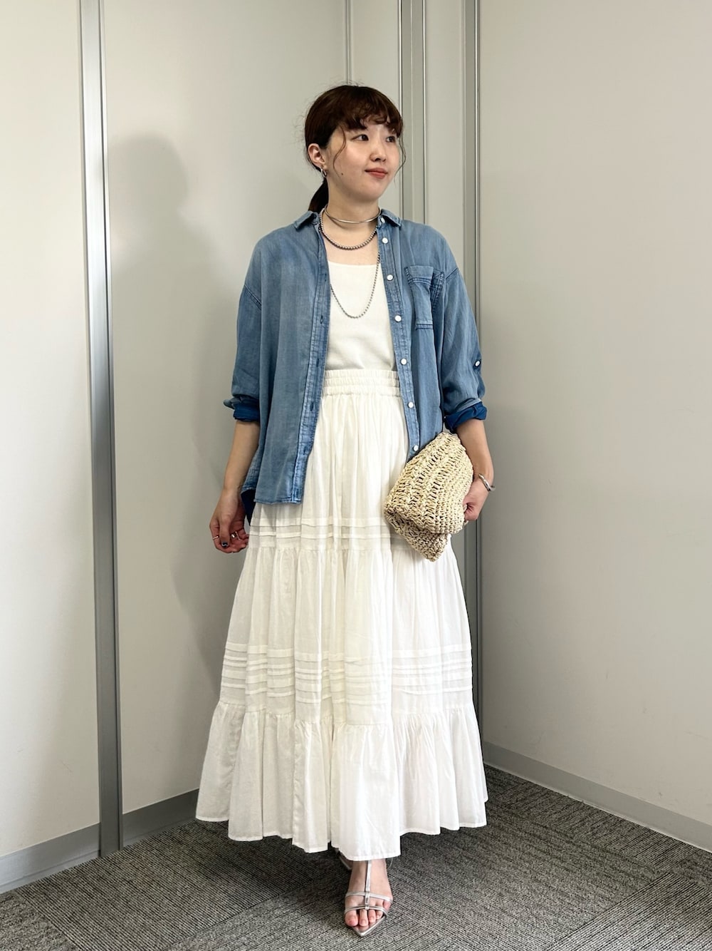 「フリル、デニム、オトナ女子、お出かけコーデ、夏ファッション、夏コーデ、夏服コーデ、夏服、きれいめコーデ、楽チンコーデ、デニムコーデ、カジュアルコーデ、おしゃれさんと繋がりたい、レディースファッション、タンクトップ」｜「EVOLの【EVOL(イーボル)】ポインテッドストラップサンダル（サンダル、シルバー系）」を使った、なのさん（レディース・162cm）の夏コーディネートの1枚目の写真