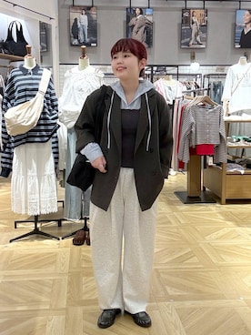 「LOWRYS FARM（ローリーズファーム）のカットイージーコクーンパンツ　292362（スウェットパンツ、グレー系）」を使った、RIKOさん（レディース・155cm）の春コーディネート