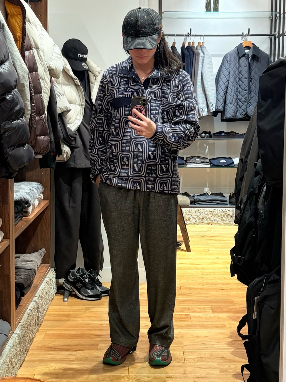 ブルー系のその他トップス、グレー系のその他パンツを着用したメンズの秋コーディネートの1枚目の写真