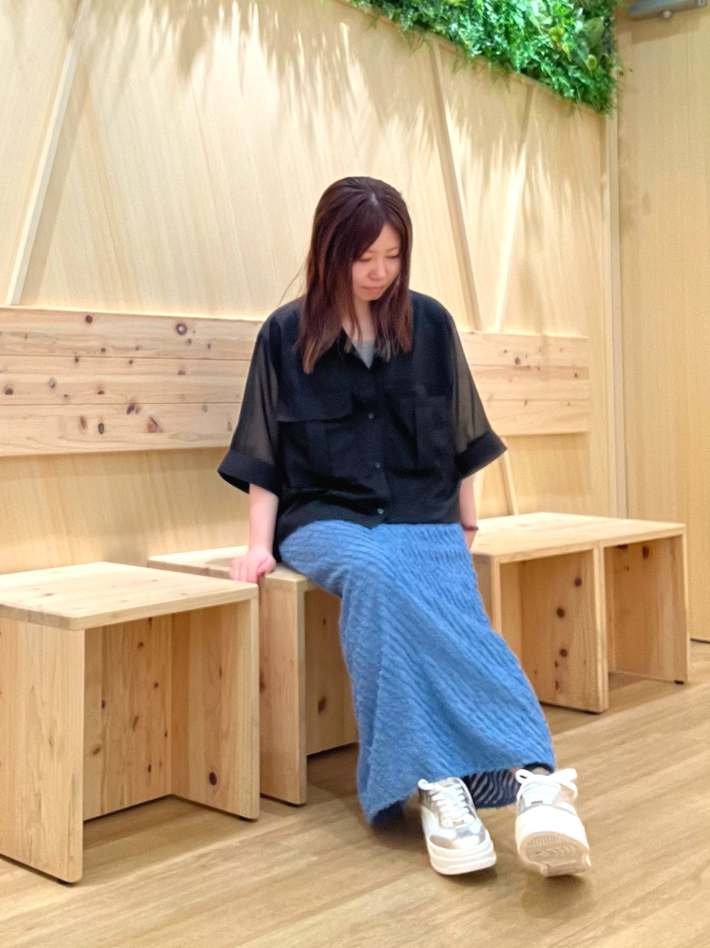 ゴールド系のスニーカーを着用したレディースの秋コーディネートの1枚目の写真