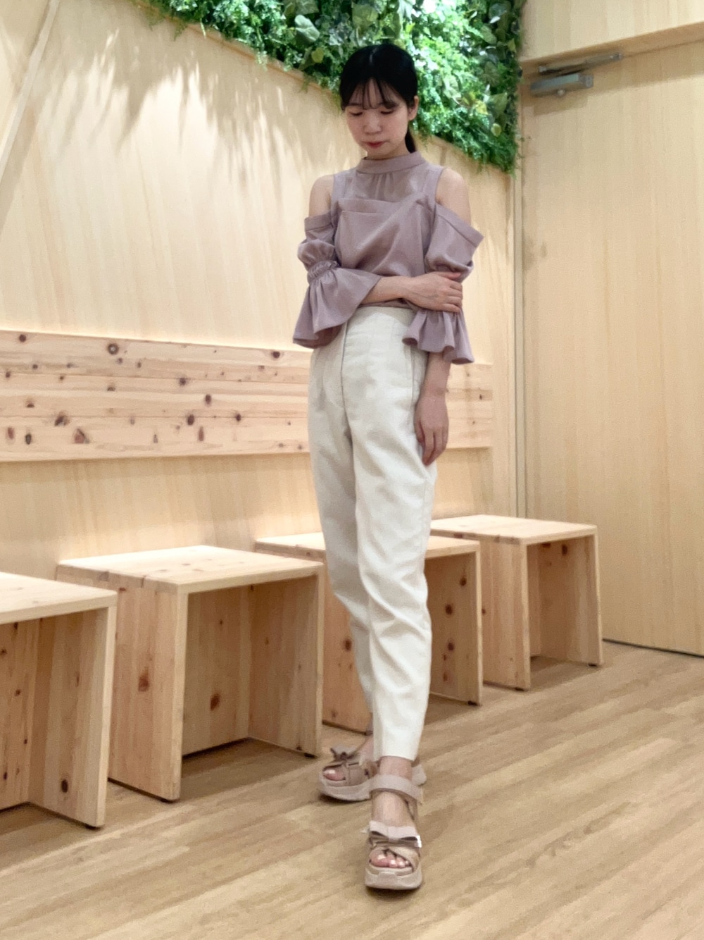 ベージュ系のサンダルを着用したレディースの夏コーディネートの1枚目の写真