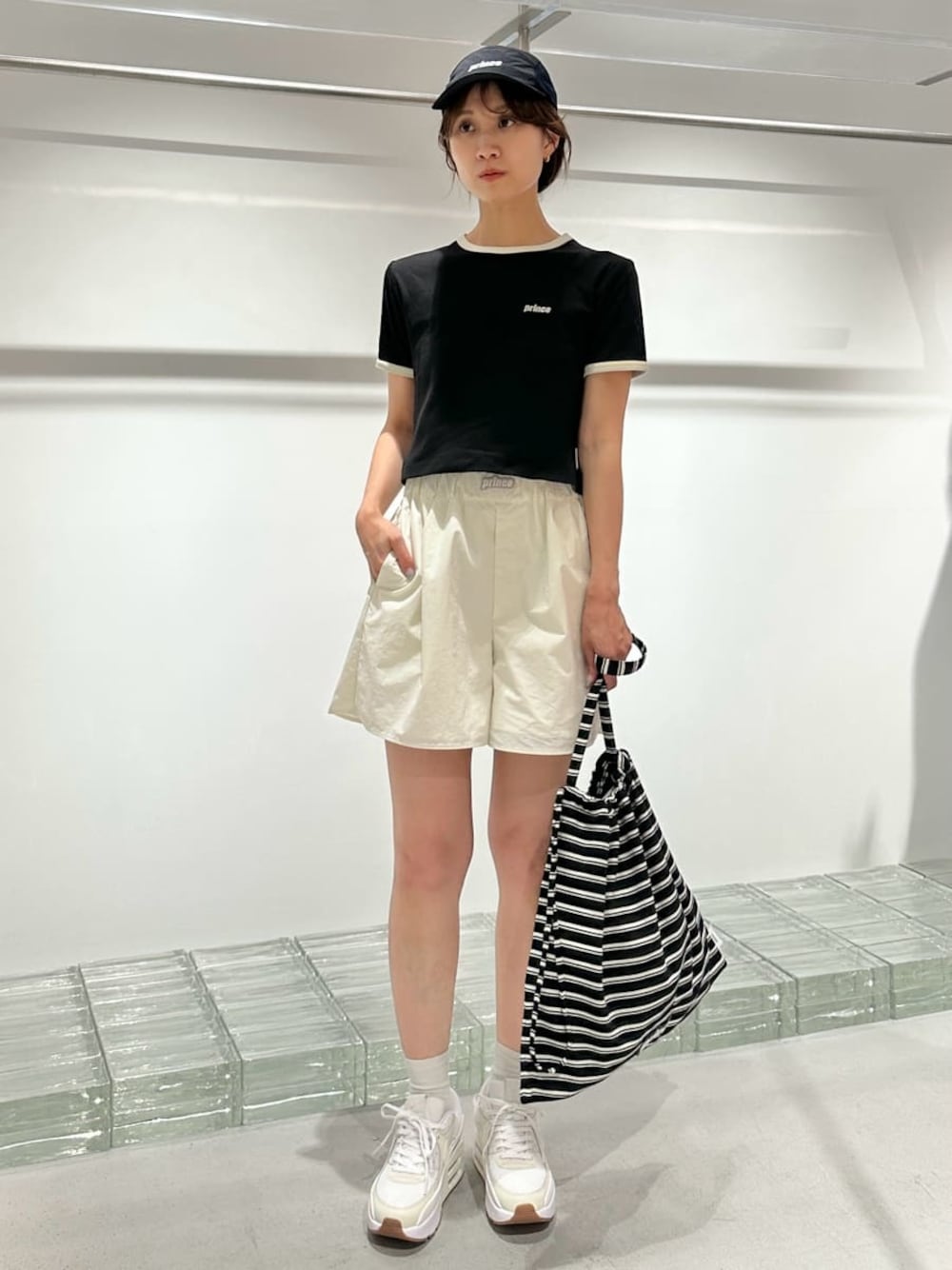 「AIR MAX、ブラック、NIKE、バッグ、Tシャツ、カットソー、パンツ、ウォッシャブル」｜「emmiの【prince|emmi】コンパクトリンガーTシャツ（Tシャツ/カットソー、ブラック系）」を使った、emmiさん（レディース・161cm）の夏コーディネートの1枚目の写真