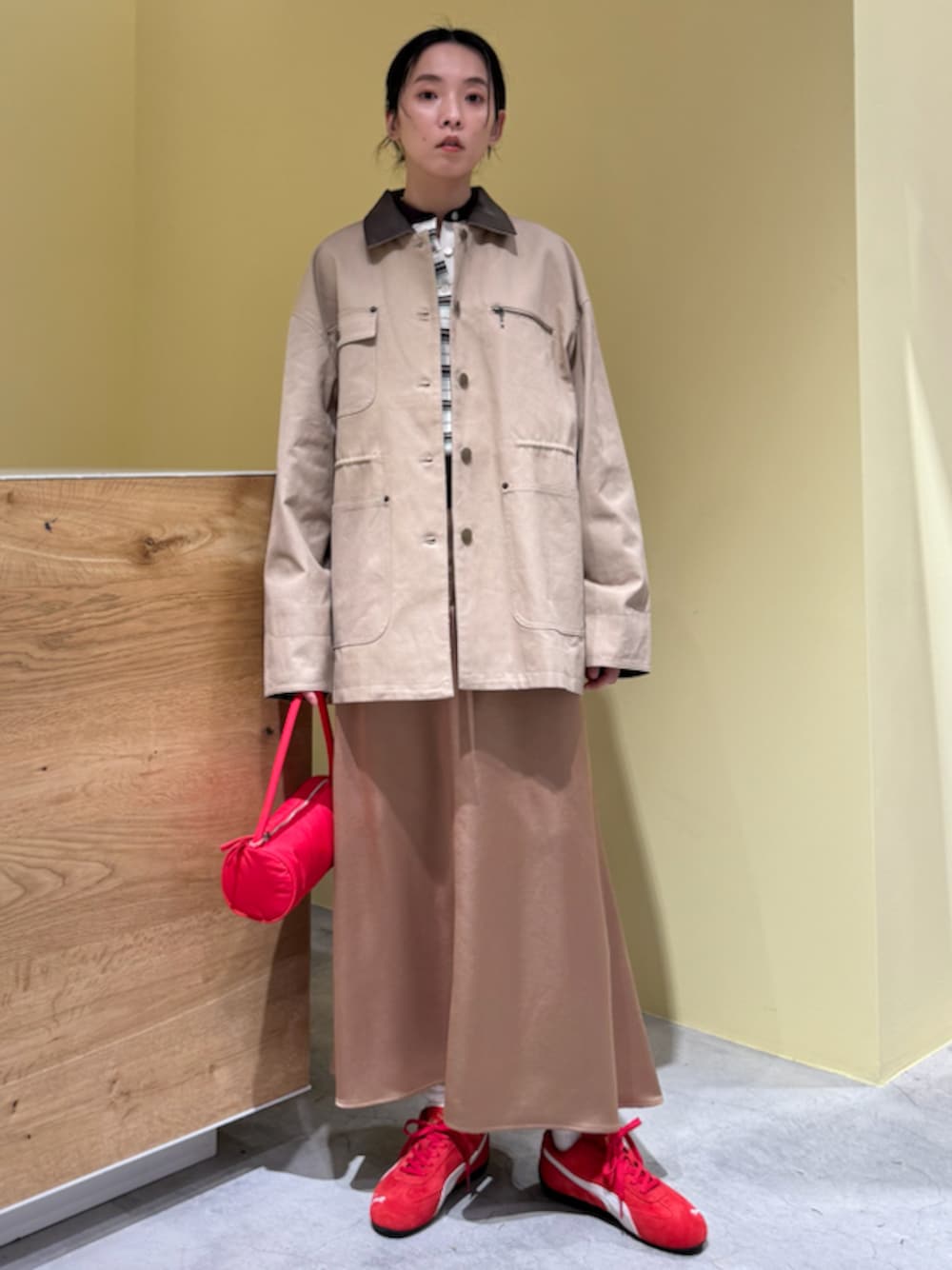 「ベージュ、PUMA、大人カジュアル、バッグ、カットソー、ジャケット、スカート、撥水加工、ウォッシャブル、骨格ナチュラル」｜「emmiのコットンカバーオールジャケット（カバーオール、ベージュ系）」を使った、emmiさん（レディース・165cm）の冬コーディネートの1枚目の写真