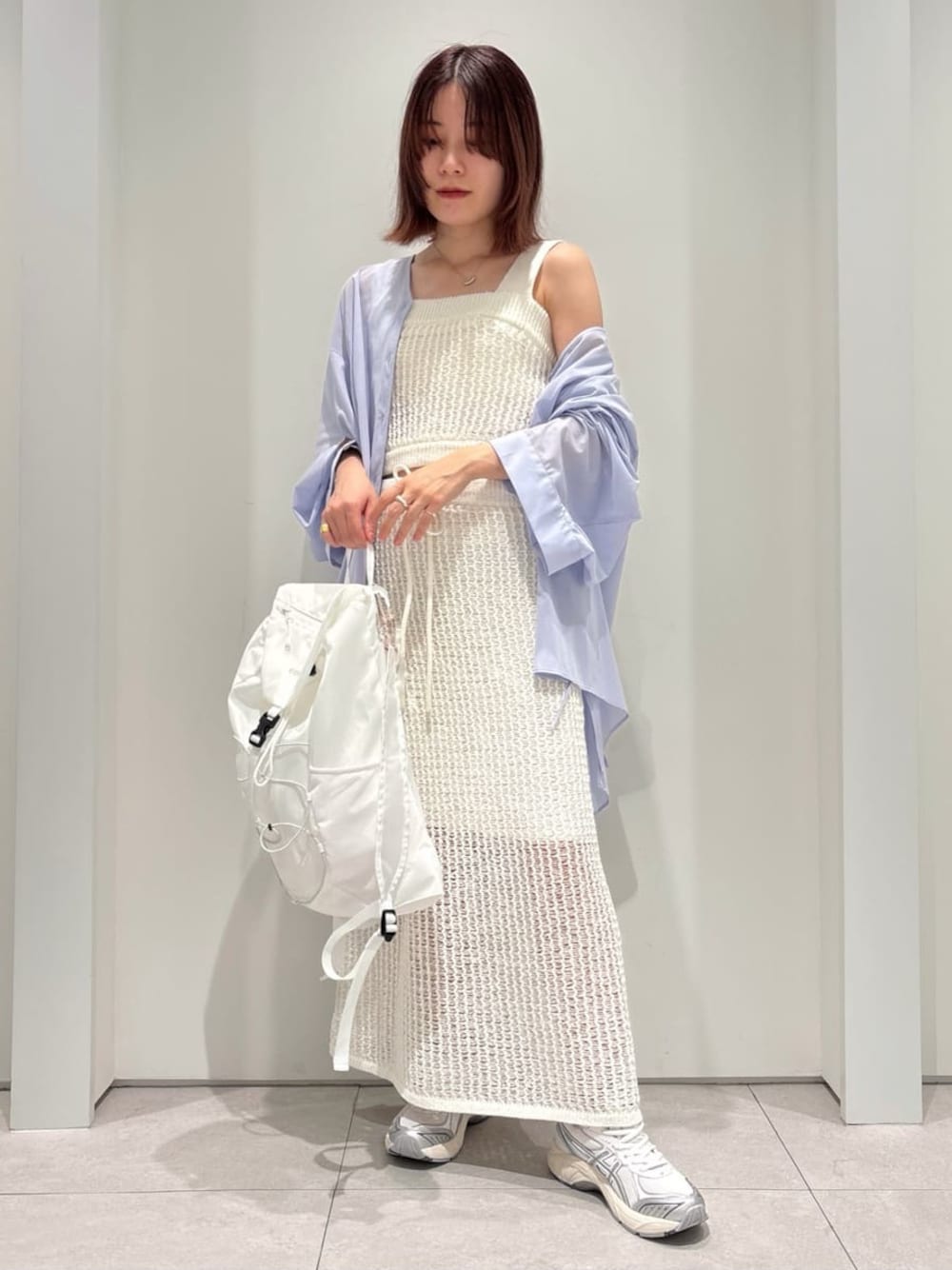 「ホワイト、セットアップ、シアー、リュック、シャツ、スカート、接触冷感、ウォッシャブル、ニット、asics、骨格ナチュラル」｜「emmiのシアーボリュームシャツ（シャツ/ブラウス、ブルー系）」を使った、emmiさん（レディース・154cm）の春コーディネートの1枚目の写真