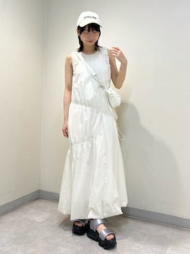 「NIKE（ナイキ）の【NIKE】AIR MAX HALO（サンダル、シルバー系）」を使った、emmiさんの夏コーディネート