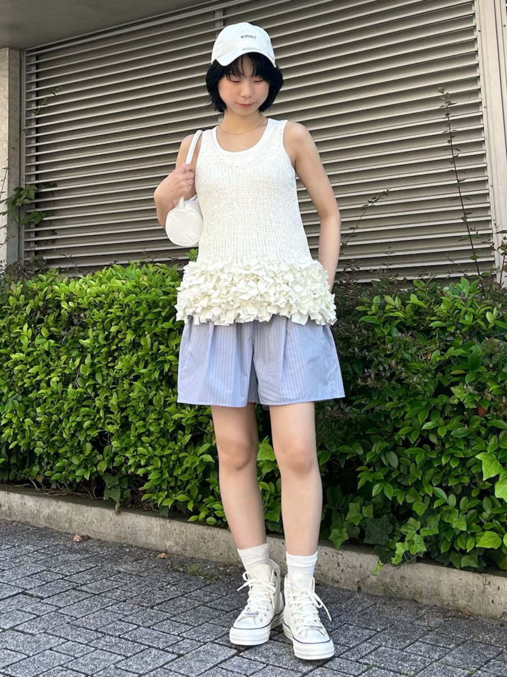 「ホワイト、大人カジュアル、ワンマイルウェア、バッグ、パンツ、ボーダー、骨格ナチュラル、CONVERSE」｜「emmiのリボンディティールトップス（ニット/セーター、ホワイト系）」を使った、emmiさん（メンズ・155cm）の夏コーディネートの1枚目の写真