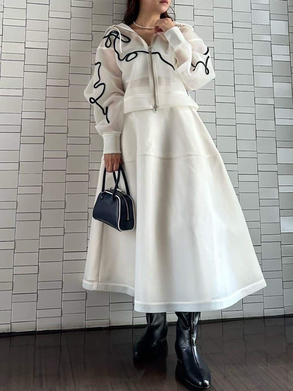 ホワイト系のブルゾン、ホワイト系のTシャツ/カットソー、ホワイト系のスカートを着用したレディースの夏コーディネートの1枚目の写真