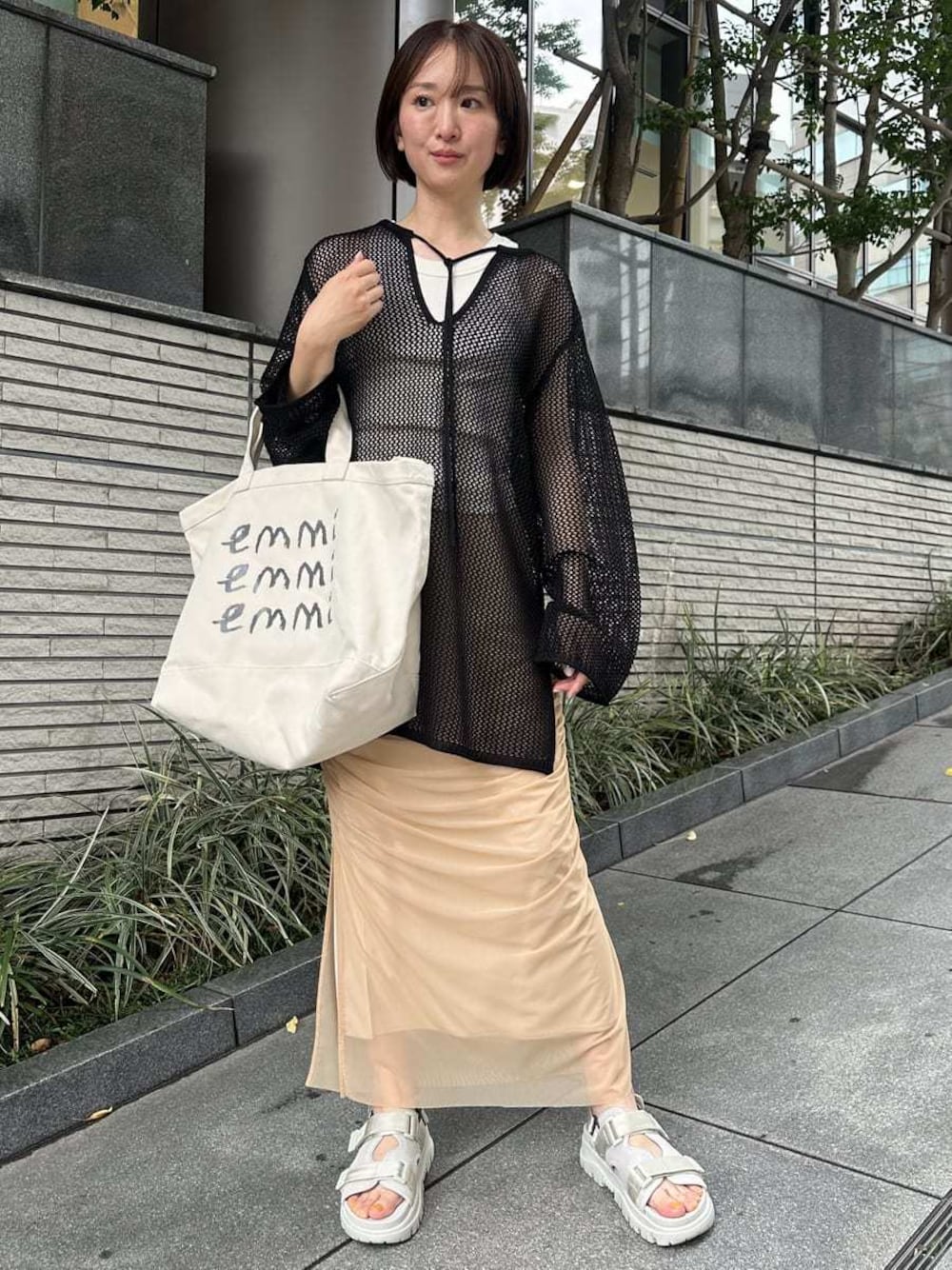 「サンダル、ベージュ、ブラック、大人カジュアル、バッグ、スカート、ウォッシャブル、骨格ウェーブ、SHAKA」｜「emmiの2wayメッシュニットトップス（ニット/セーター、ブラック系）」を使った、emmiさん（レディース・160cm）の夏コーディネートの1枚目の写真