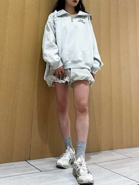 「NEW BALANCE（ニューバランス）の【New Balance for emmi】Track side フリースハーフジップ（スウェット、グレー系）」を使った、emmiさんの春コーディネート