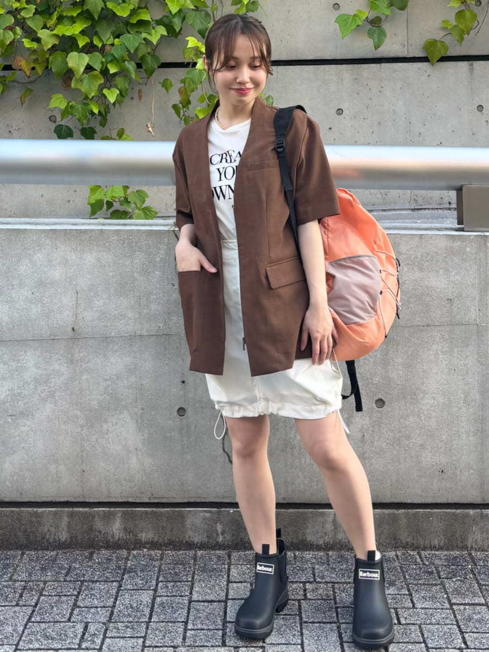 「接触冷感、UVカット、ウォッシャブル、骨格ストレート」｜「emmiのセミシアーハーフスリーブジャケット（その他アウター、ブラウン系）」を使った、emmiさん（レディース・154cm）の春コーディネートの1枚目の写真