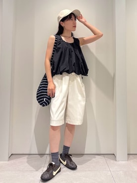 「NIKE（ナイキ）の【NIKE meets emmi】W MOON SHOE OG（スニーカー、グレー系）」を使った、emmiさんの夏コーディネート