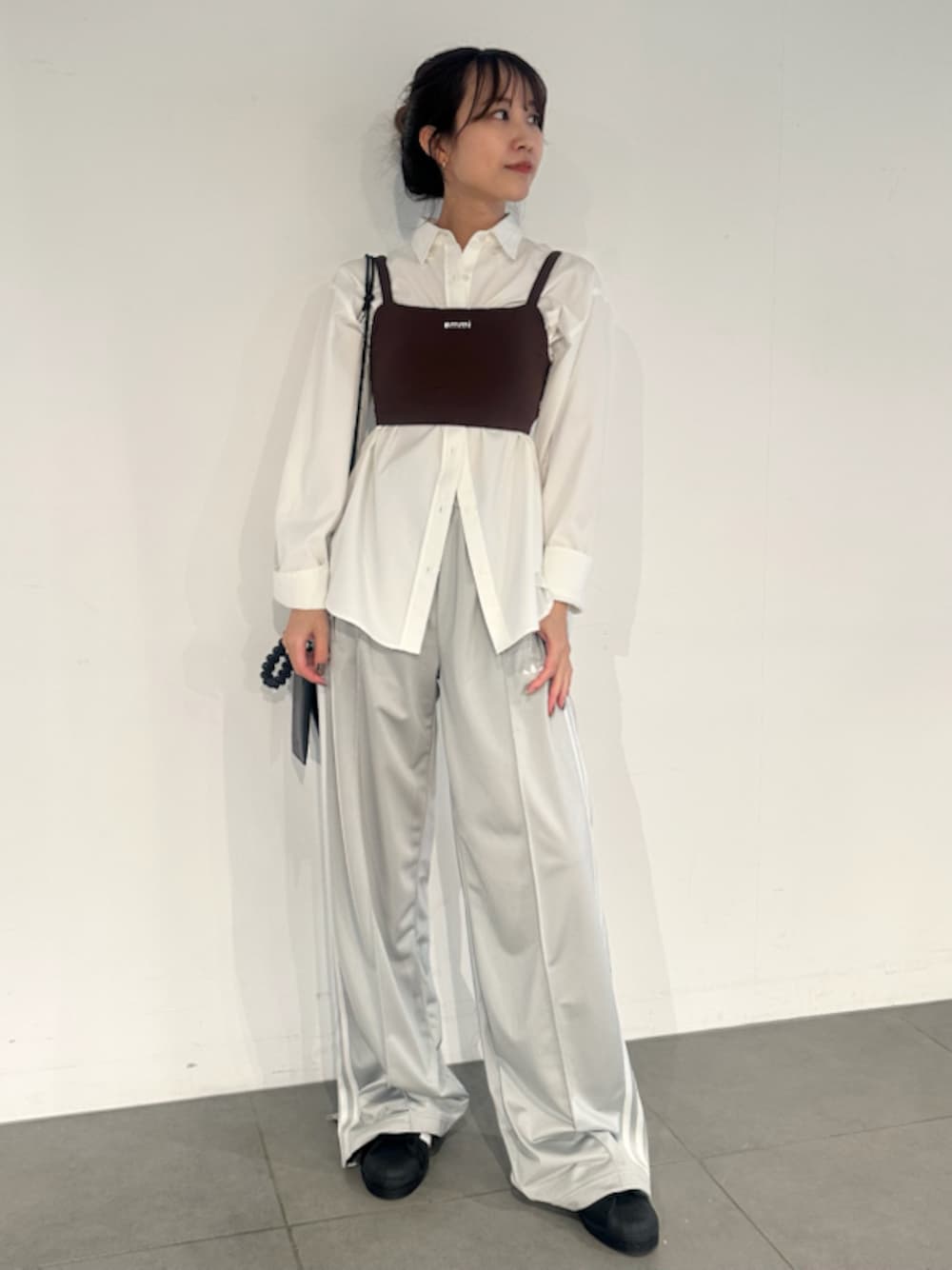 「ブラトップ、ホワイト、ブラック、adidas、ヨガウェア、バッグ、シャツ、パンツ、吸水速乾、ストレッチ、ウォッシャブル、20～24℃コーデ」｜「emmiの【10th】eco emmiロゴボタンダウンシャツ（シャツ/ブラウス、ホワイト系）」を使った、emmiさん（レディース・161cm）の春コーディネートの1枚目の写真