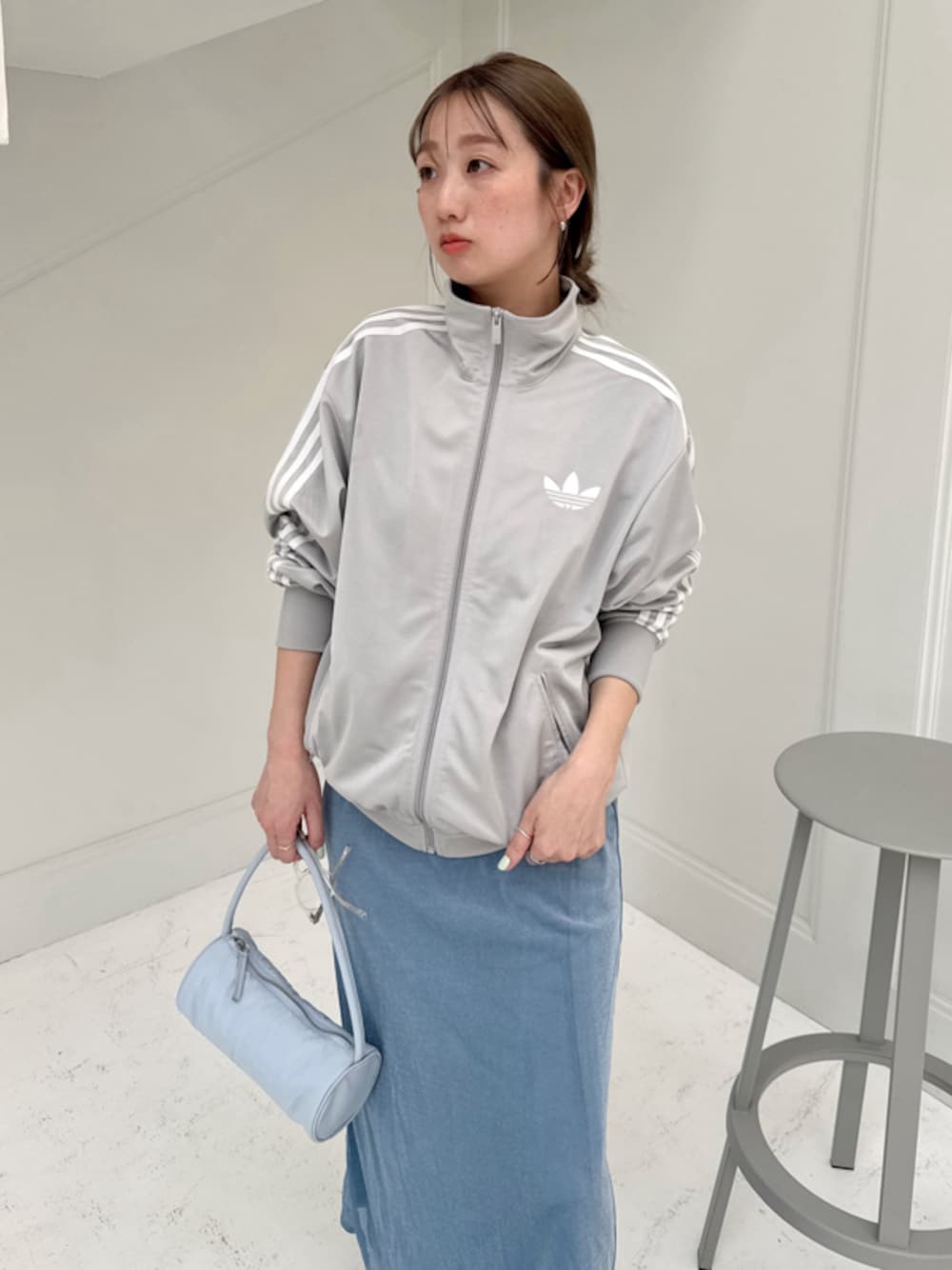 「adidas、大人カジュアル、ワンマイルウェア、ヨガウェア、バッグ、ワンピース、ウォッシャブル、骨格ウェーブ」｜「adidas Originalsの【adidas Originals for emmi】FIREBIRD LOOSE TRACK TOP（ジャージ、グレー系）」を使った、emmiさん（レディース・157cm）の春コーディネートの1枚目の写真