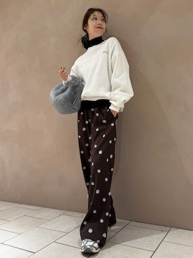 「アイテム（ハンドバッグ、ブルー系）」を使った、emmiさん（レディース・163cm）の秋コーディネート