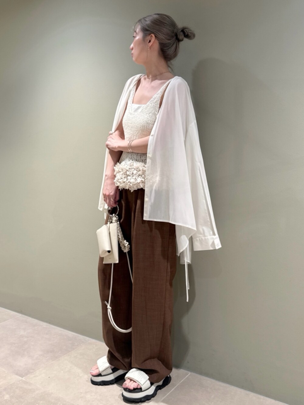 「サンダル、ホワイト、シアー、大人カジュアル、ワンマイルウェア、バッグ、シャツ、パンツ、ウォッシャブル、ニット、骨格ウェーブ」｜「emmiの２連バングル（バングル/リストバンド、シルバー系）」を使った、emmiさん（レディース・157cm）の春コーディネートの1枚目の写真
