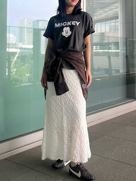 「NIKE（ナイキ）の【NIKE meets emmi】W MOON SHOE OG（スニーカー、グレー系）」を使った、emmiさんの夏コーディネート