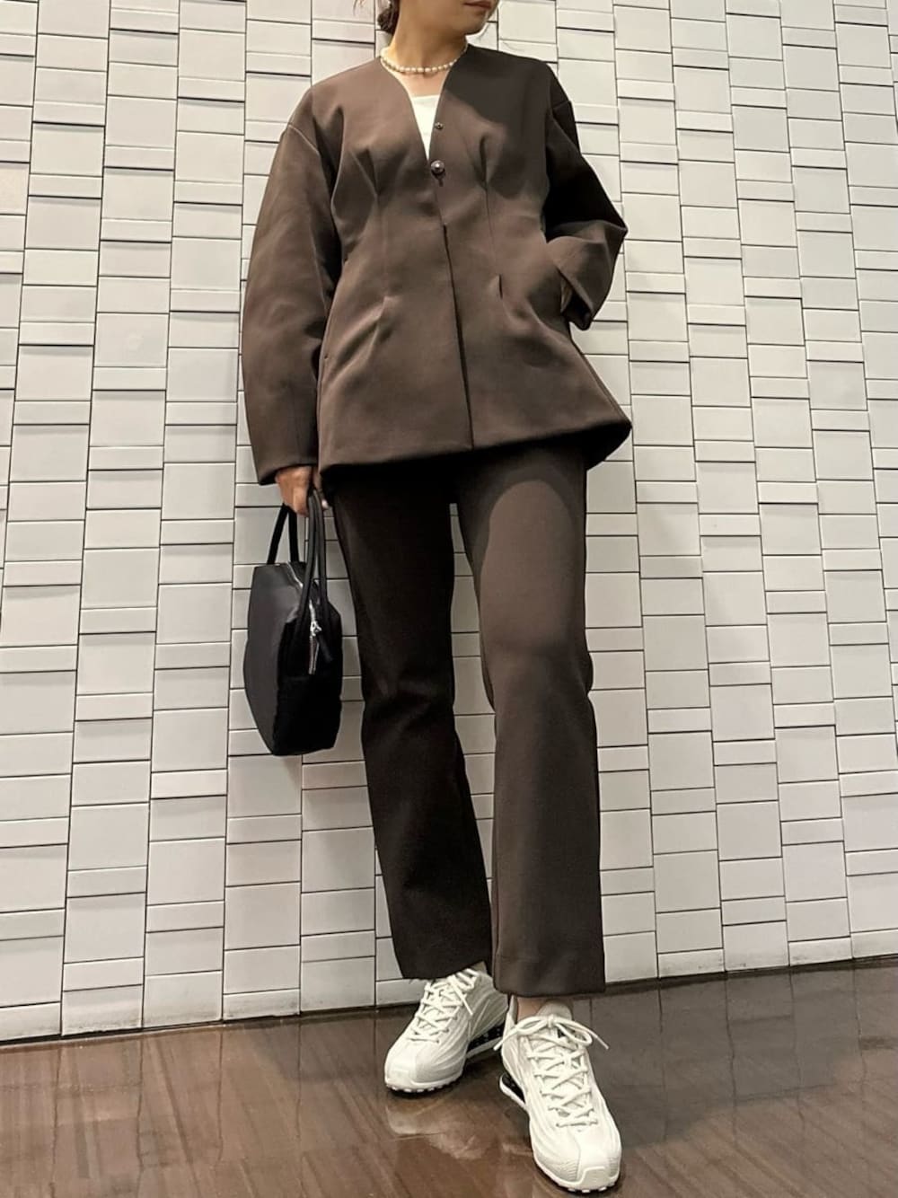 ホワイト系のスニーカー、ホワイト系のスニーカー、ホワイト系のスニーカーを着用したレディースの秋コーディネートの1枚目の写真