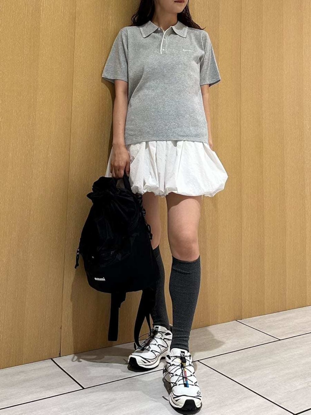 「大人カジュアル、SALOMON、骨格ナチュラル」｜「emmiのemmiロゴニットポロトップス（ポロシャツ、グレー系）」を使った、emmiさん（レディース・157cm）の夏コーディネートの1枚目の写真