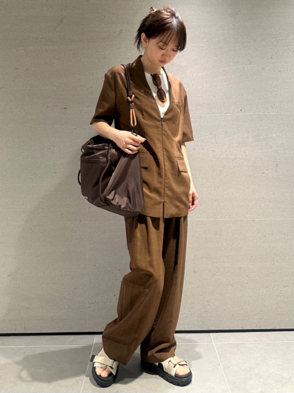 「シアー、大人カジュアル、バッグ、ジャケット、パンツ、骨格ウェーブ」｜「emmiのセミシアーハーフスリーブジャケット（その他アウター、ブラウン系）」を使った、emmiさん（レディース・160cm）の春コーディネートの1枚目の写真