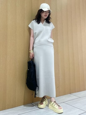 「UGG（アグ）の【UGG for emmi】GOLDENGLOW TOGGLE（サンダル、イエロー系）」を使った、emmiさんの夏コーディネート