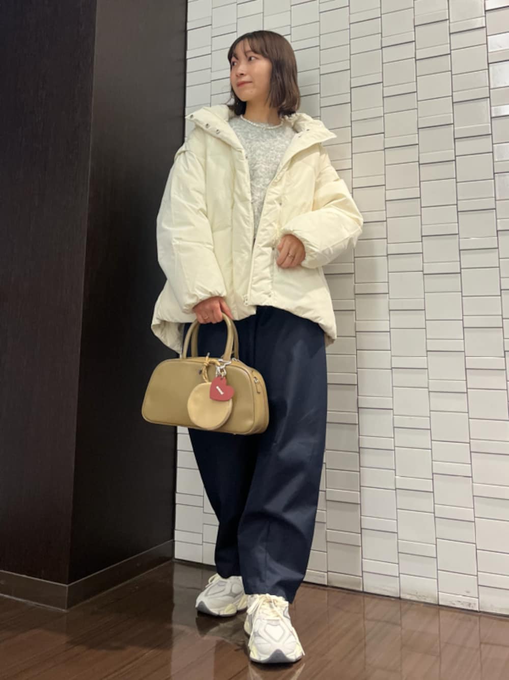 「New Balance、ホワイト、大人カジュアル、パンツ、ウォッシャブル、ニット」｜「emmiのチュール×シャギーニットプルオーバー（ニット/セーター、グリーン系）」を使った、emmiさん（レディース・159cm）の冬コーディネートの1枚目の写真