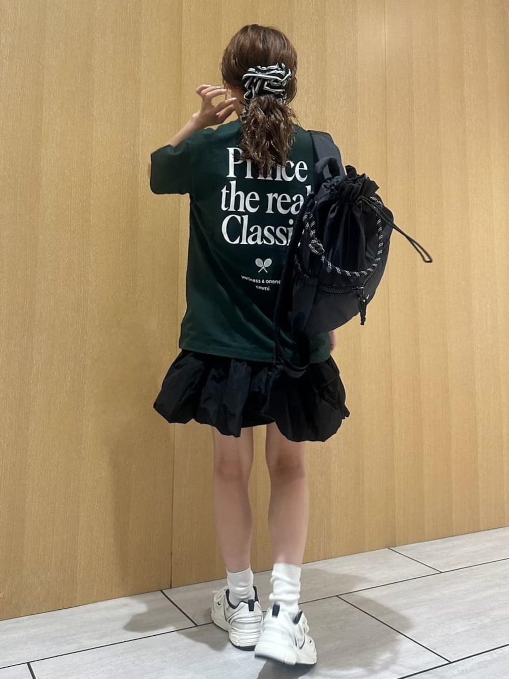 「大人カジュアル、ワンマイルウェア、骨格ナチュラル」｜「emmiの【prince|emmi】グラフィックTシャツ（Tシャツ/カットソー、グリーン系）」を使った、emmiさん（レディース・157cm）の夏コーディネートの1枚目の写真