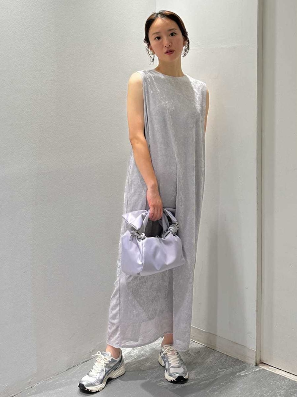 「大人カジュアル、バッグ、ワンピース、接触冷感、asics、骨格ウェーブ」｜「emmiのリボンハンドルミニバッグ（ハンドバッグ、パープル系）」を使った、emmiさん（レディース・160cm）の夏コーディネートの1枚目の写真