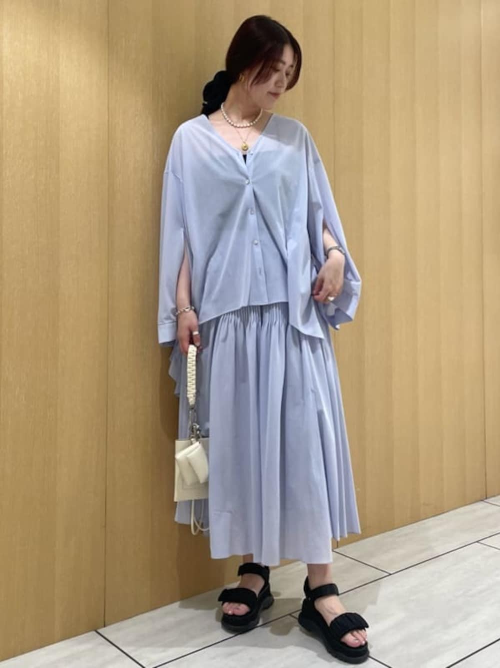 「軽量、サンダル、ブラック、セットアップ、シアー、大人カジュアル、ワンピース、シャツ、ブラウス、スカート、接触冷感、2Way、ウォッシャブル」｜「emmiのシアーボリュームシャツ（シャツ/ブラウス、ブルー系）」を使った、emmiさん（レディース・169cm）の春コーディネートの1枚目の写真