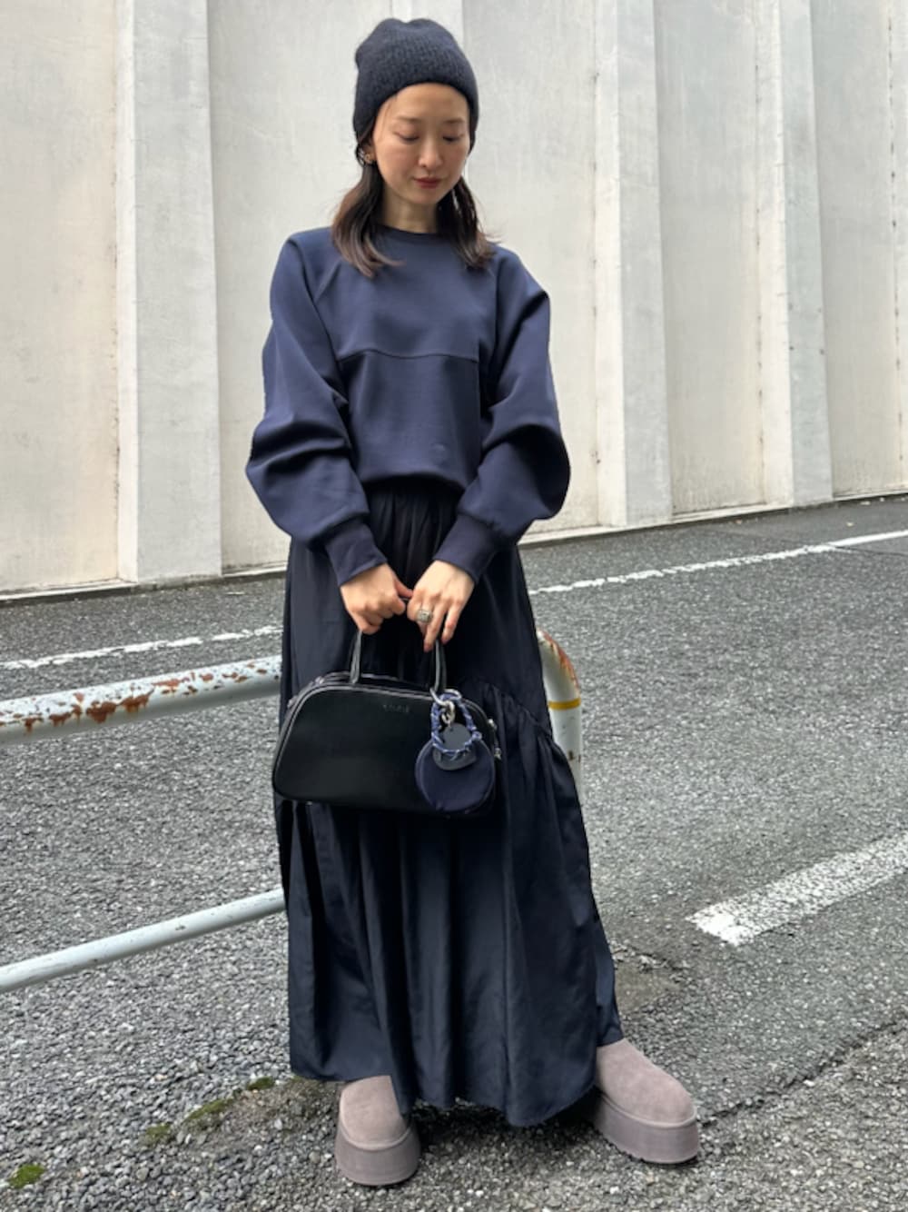 「ブラック、セットアップ、UGG、大人カジュアル、バッグ、スカート、骨格ウェーブ」｜「emmiの【NEW YEAR’S SPECIAL ITEM】ラグラントップス×ボリュームスカートセット（ワンピース、ブルー系）」を使った、emmiさん（レディース・160cm）の冬コーディネートの1枚目の写真