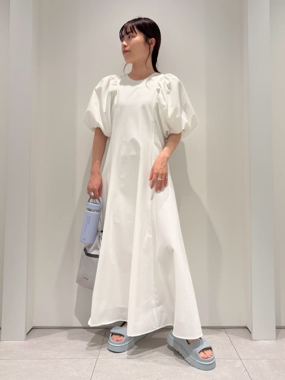 「サンダル、ホワイト、UGG、ワンピース、ウォッシャブル、25～29℃コーデ、骨格ナチュラル」｜「emmiのパフスリーブサッカーワンピース（ワンピース、ホワイト系）」を使った、emmiさん（レディース・154cm）の春コーディネートの1枚目の写真