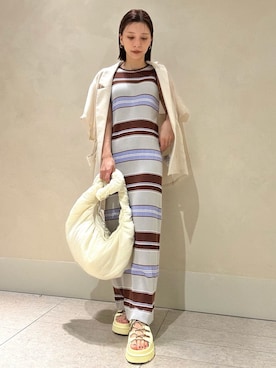 「UGG（アグ）の【UGG for emmi】GOLDENGLOW TOGGLE（サンダル、イエロー系）」を使った、emmiさんの夏コーディネート