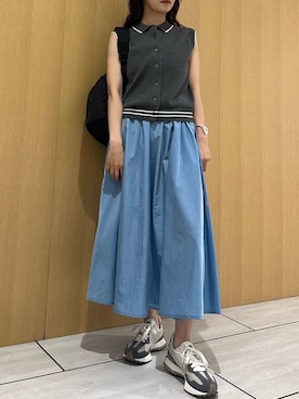 「アイテム（スニーカー、グレー系）」を使った、emmiさん（レディース・157cm）の夏コーディネート