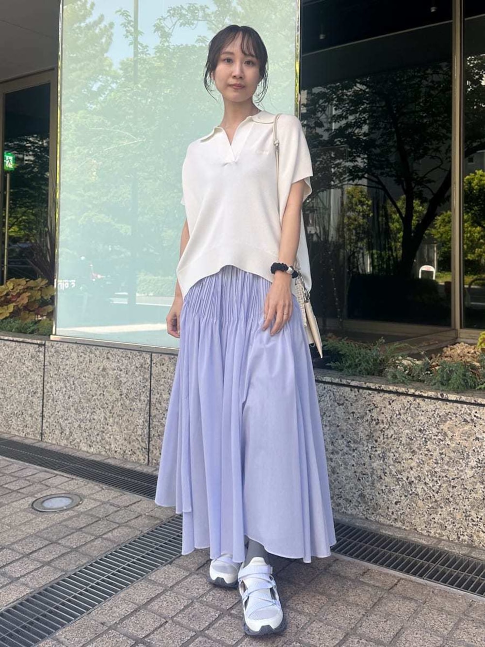 「ホワイト、大人カジュアル、スカート、ニット、骨格ナチュラル」｜「emmiのニットポロトップス（ニット/セーター、ホワイト系）」を使った、emmiさん（レディース・161cm）の春コーディネートの1枚目の写真