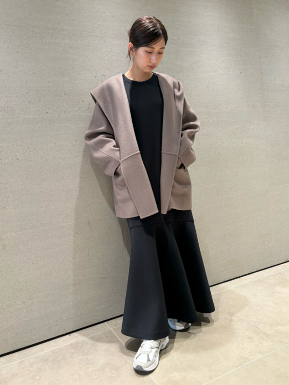 T536 [エミ] atelier ダンボールボリュームスリーブワンピース emmi（エミ）の「ダンボールボリュームスリーブワンピース