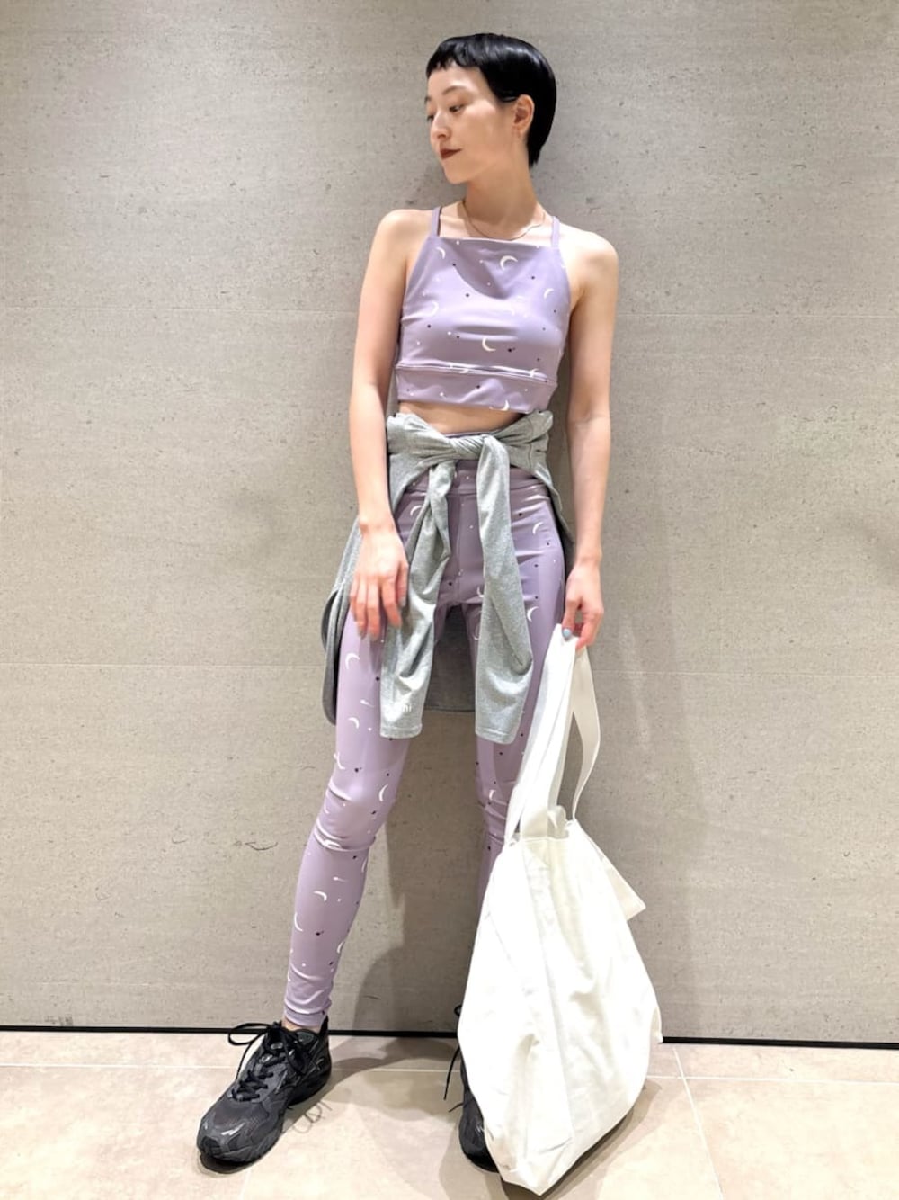 ブラック系のスニーカー、ブラック系のスニーカー、ブラック系のスニーカーを着用したレディースの秋コーディネートの1枚目の写真