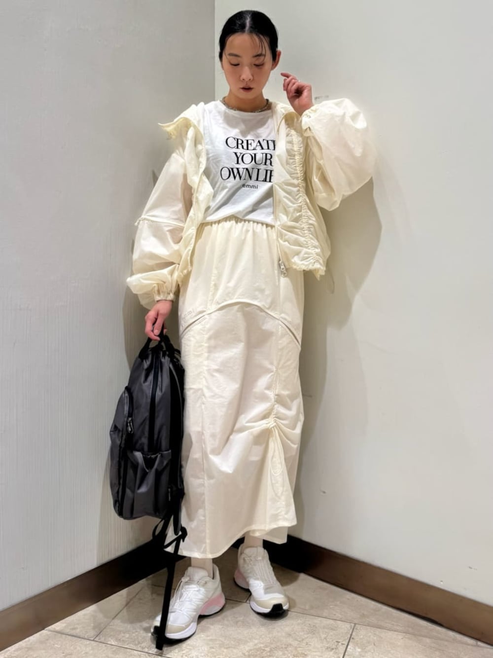 「ホワイト、セットアップ、シアー、大人カジュアル、バッグ、リュック、Tシャツ、スカート、ウォッシャブル、SALOMON、骨格ナチュラル、ブルゾン」｜「emmiの【ONLINE限定カラー】ギャザーナイロンブルゾン（ナイロンジャケット、ホワイト系）」を使った、emmiさん（レディース・165cm）の春コーディネートの1枚目の写真