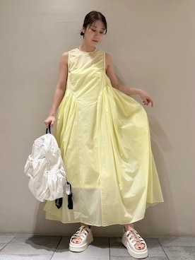 「UGG（アグ）の【UGG】W GOLDENGLOW TOGGLE（サンダル、ホワイト系）」を使った、emmiさんの夏コーディネート