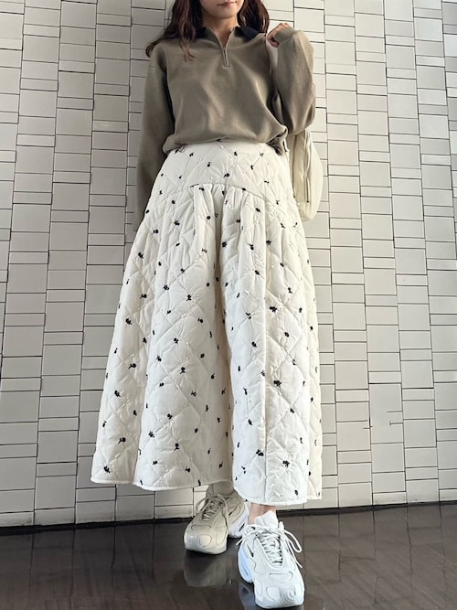 フラワーエンブロイダリーキルティングスカート（スカート）｜emmi