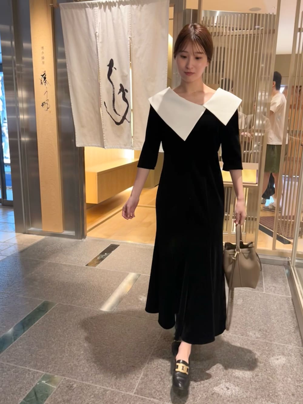 LEJA】配色アシンメトリービッグカラーベロアマーメイドシルエット