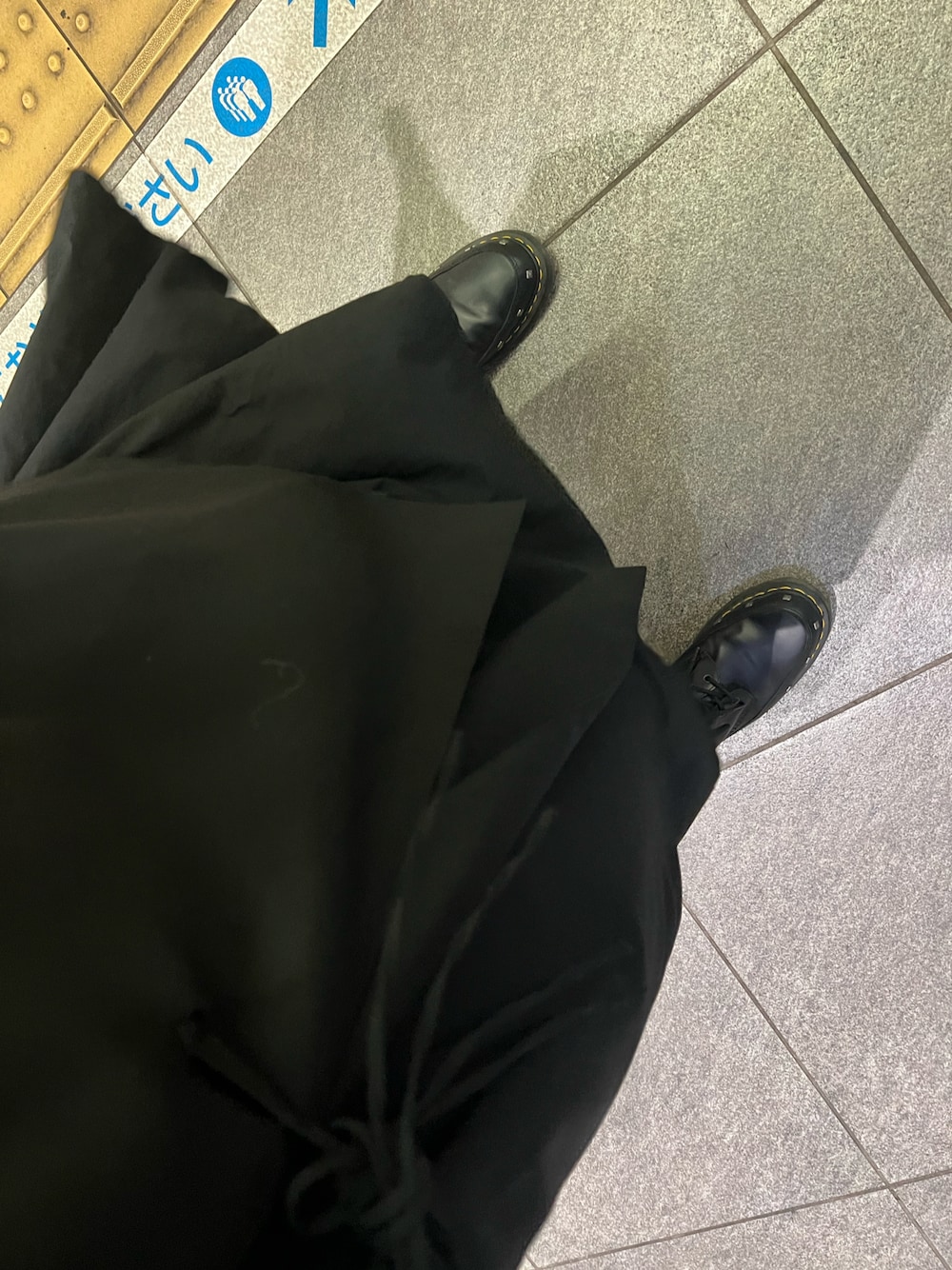 「今日のコーデ、アイドルオタク、ヨウジヤマモトプールオム、中性的」｜「B Yohji Yamamotoのアイテム（その他アウター、ブラック系）」を使った、シマダマコトさん（メンズ・172cm）の春コーディネートの1枚目の写真