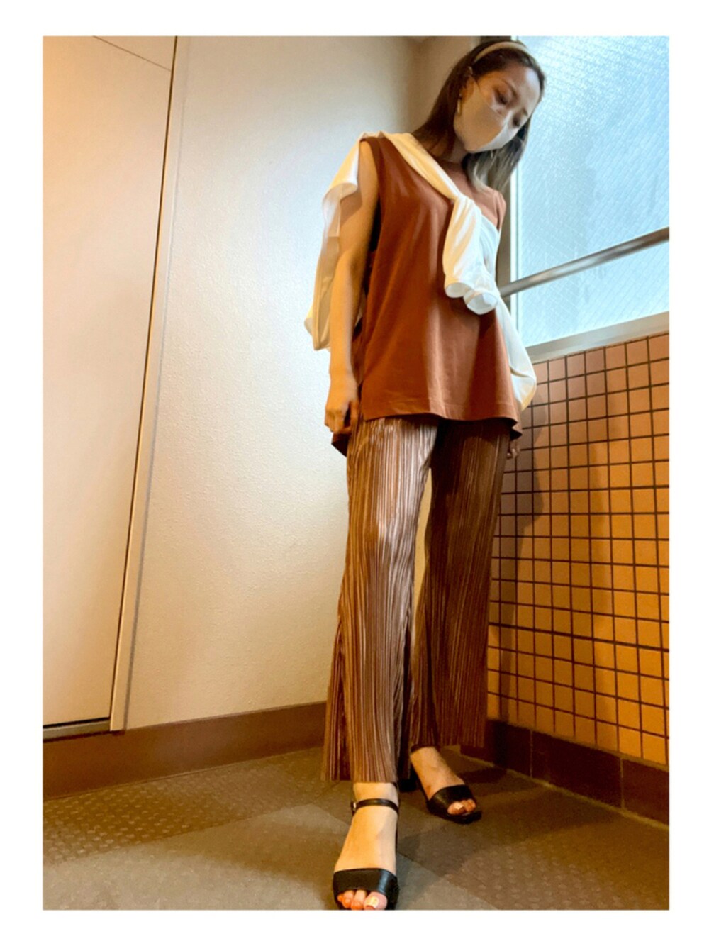 「夏コーデ、シンプルコーデ、ラフコーデ、ゆるコーデ、きれいめカジュアル、低身長コーデ、mame、リラックススタイル、ワントーンコーデ、オトナカジュアル、ノースリーブ、いいね、save、フォローお願いします🤑、カチューシャ、日焼け対策」｜「UNIQLOのアイテム（Tシャツ/カットソー、ブラウン系）」を使った、𝕄𝕀ℤ𝕌ℍ𝕆@アラサーちゃんさん（レディース・157cm）の夏コーディネートの1枚目の写真